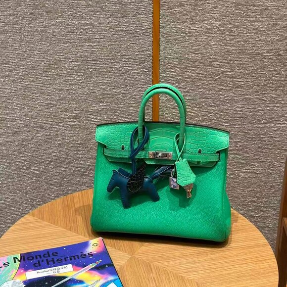 Classic Hermes Bag: A Stylish and Versatile Choice for Elegance - Picture 3 of 6